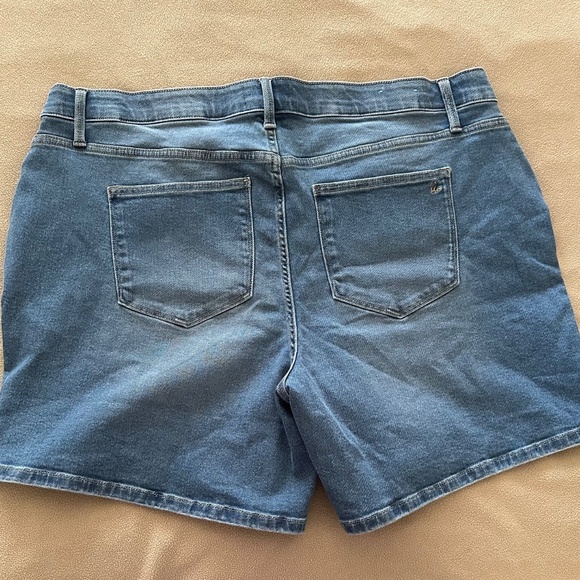 LuLaRoe Relaxed Denim Jean Shorts 42 Lagoon Wash Size 22W-23W NWOT - Picture 6 of 12